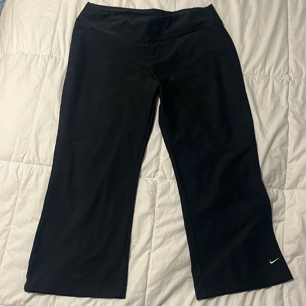 Nike DriFit straight leg 7/8 Length Capris size L Black